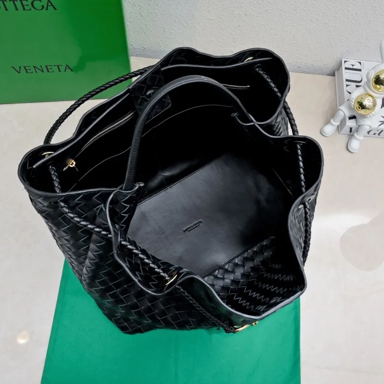 Batch 3760 #Bottega Veneta 2023 spring and summer new Andiamo handbag, many stars have the same style 🎈 Classic full-body leather weaving with golden knot buckle, stable and chic enough [satisfied] The whole body is made of Nappa sheep leather, comfortable, soft and dynamic. The sliding metal knot buckle can adjust the shoulder strap, single shoulder/handbag/crossbody, multiple carrying methods, large bag capacity, suitable for commuting/daily/traveling This bag is divided into small/medium/large sizes. There is always one that suits you, so take it with you🎀🎀 Size: 45*22*34, model: 5543#